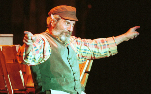 Chaim Topol, Tevye the Milkman in ‘Fiddler on the Roof,’ Dies at 87