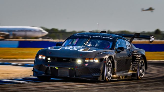 Ford Mustang Dark Horse GT3 makes thunderous noises at Sebring