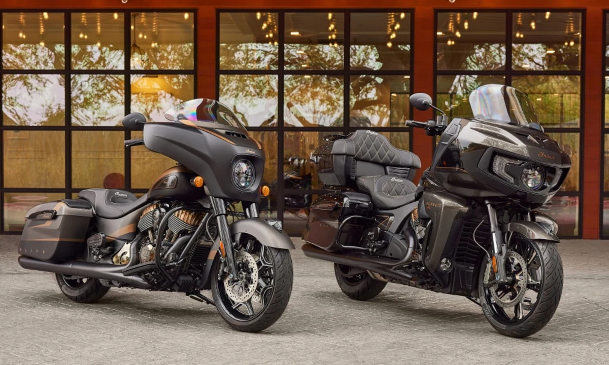 2023 Indian Pursuit Elite a limited edition bagger in Super Graphite Metallic