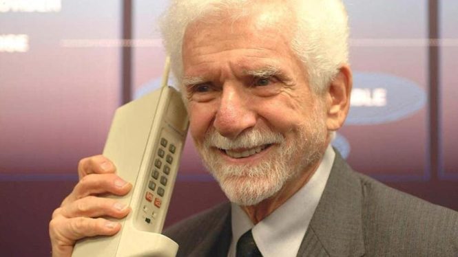 50 Years Ago, the First Cell Phone Call Was Made on This DynaTAC Dinosaur