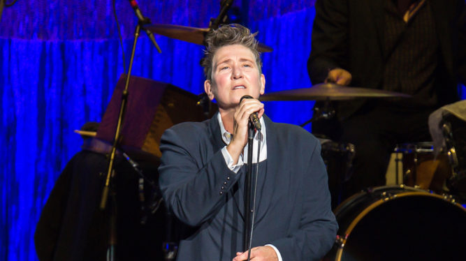 k.d. lang Recounts the Night Seymour Stein Signed Her – After Falling Asleep at Her Concert