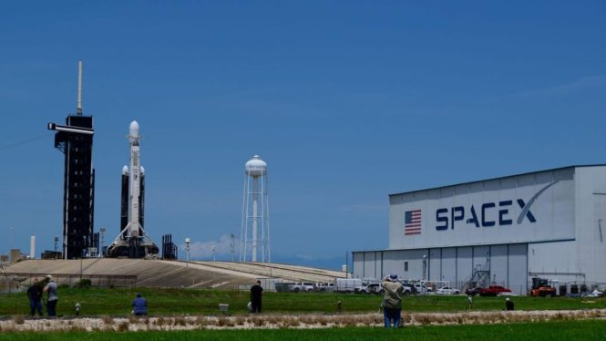 Watch Live as a SpaceX Falcon Heavy Attempts First Fully Expendable Mission [Update]