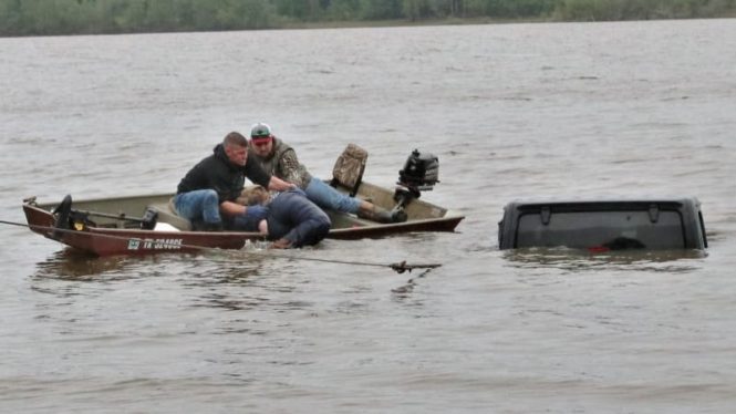 Woman pulled alive from Jeep Wrangler submerged in Texas lake