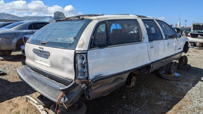 Junkyard Gem: 1991 Oldsmobile Custom Cruiser