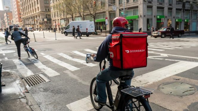 Lawsuit Claims Apple Users Are Charged More for Delivery on DoorDash