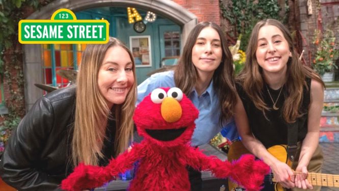 Watch Haim Sing the Alphabet With Elmo & Friends on ‘Sesame Street’