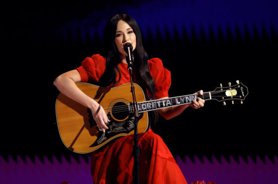 Kacey Musgraves In Awe After Playing Loretta Lynn’s Guitar During 2023 Grammy Awards: ‘She Paved My Path’