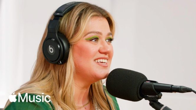 Kelly Clarkson Says Mariah Carey Should Get More Credit as a Songwriter