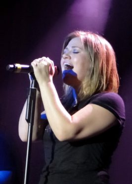 Kelly Clarkson’s Got the ’90s R&B Flow With Mark Morrison Cover: Watch