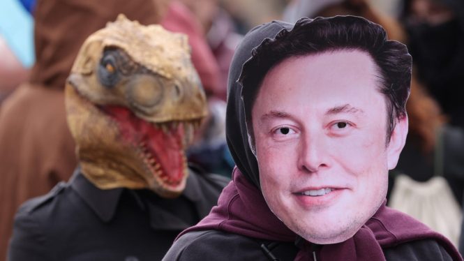 Right-Wingers Are Making Bank Off Musk’s Twitter Affiliate Money