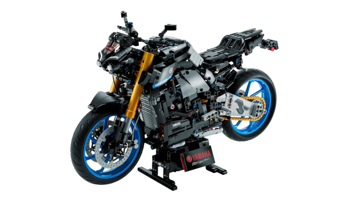 Lego Yamaha MT-10 SP comes with working pedal-activated gearbox