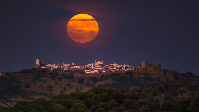 See the Super ‘Blue’ Moon of 2023 rise over a castle in this epic photo and time-lapse video
