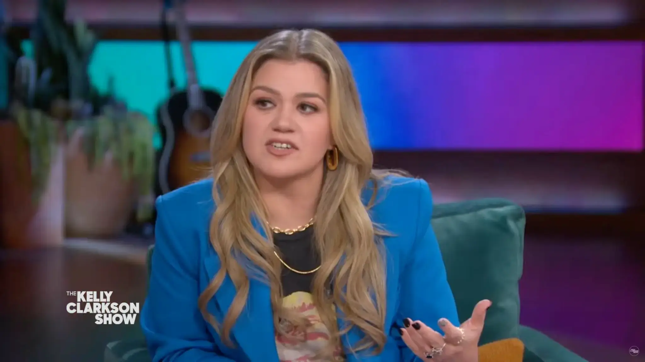 Kelly Clarkson Clarifies She Didn’t ‘Bash’ Taylor Swift & Travis Kelce’s Romance