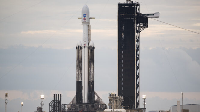 SpaceX Falcon Heavy rocket launches NASA’s Psyche probe to bizarre metal asteroid (video)