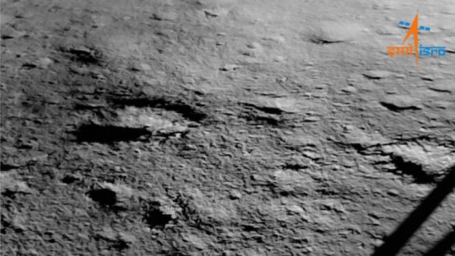 India’s Chandrayaan-3 moon lander kicked up a ‘halo’ of dust visible from space