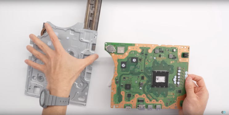 PS5 “Slim” teardowns suggest same chip, not much shrinking, but nifty disc drive