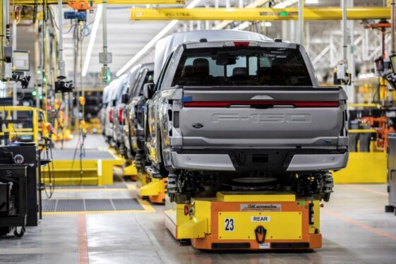 Ford tells suppliers it’s halving F-150 Lightning production