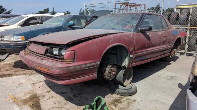 Junkyard Gem: 1990 Oldsmobile Toronado Troféo