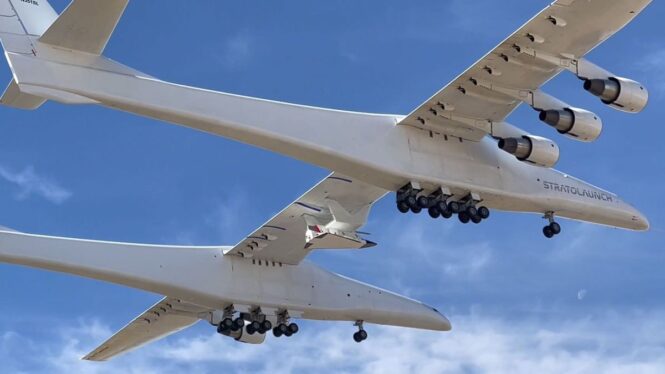 Stratolaunch’s huge Roc plane flies with fueled-up hypersonic vehicle for 1st time (photos)