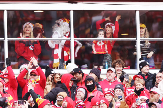 Taylor Swift Cheers on Travis Kelce at Chiefs-Raiders Game on Christmas Day