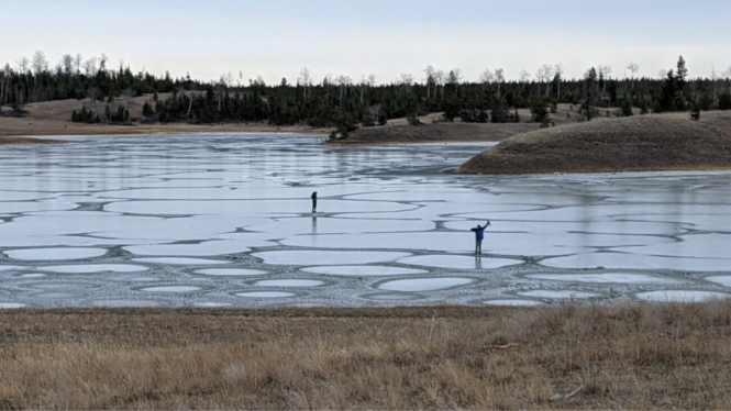 A shallow lake in Canada could reveal how life on Earth began