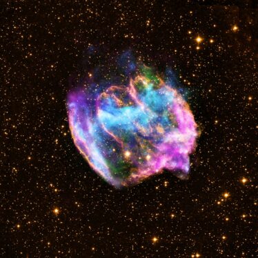 Four telescopes work together to create a gorgeous image of a supernova remnant