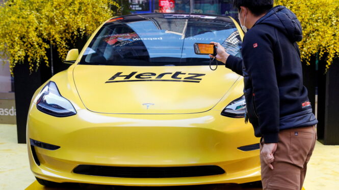 Hertz Sells 20,000 Electric Cars After Being Burned by Tesla’s Price Cuts