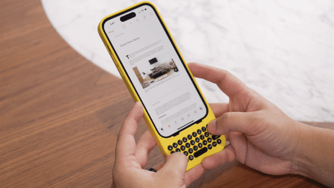 iPhone Finally Gets Buttons With This Handy Keyboard Case. Just Don’t Call It a BlackBerry