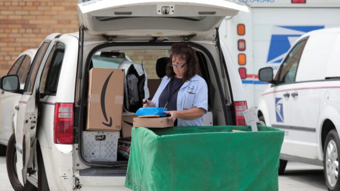 Postal Service, once chided for slow adoption of EVs, announces plan to cut greenhouse gas emissions