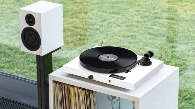 Pro-Ject’s Juke Box E1 turntable brings vinyl, Bluetooth and amps in an ultra-chic all-in-one