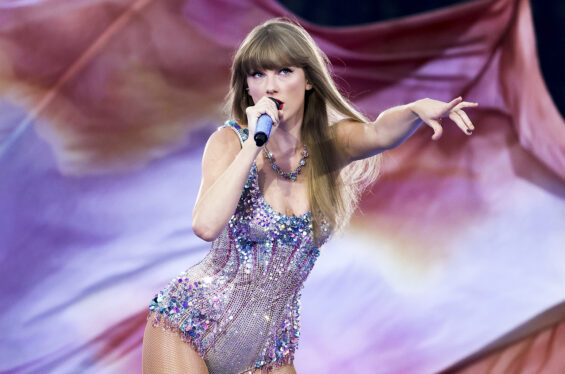 Taylor Swift Sets Records, Sweeps Australia’s Charts