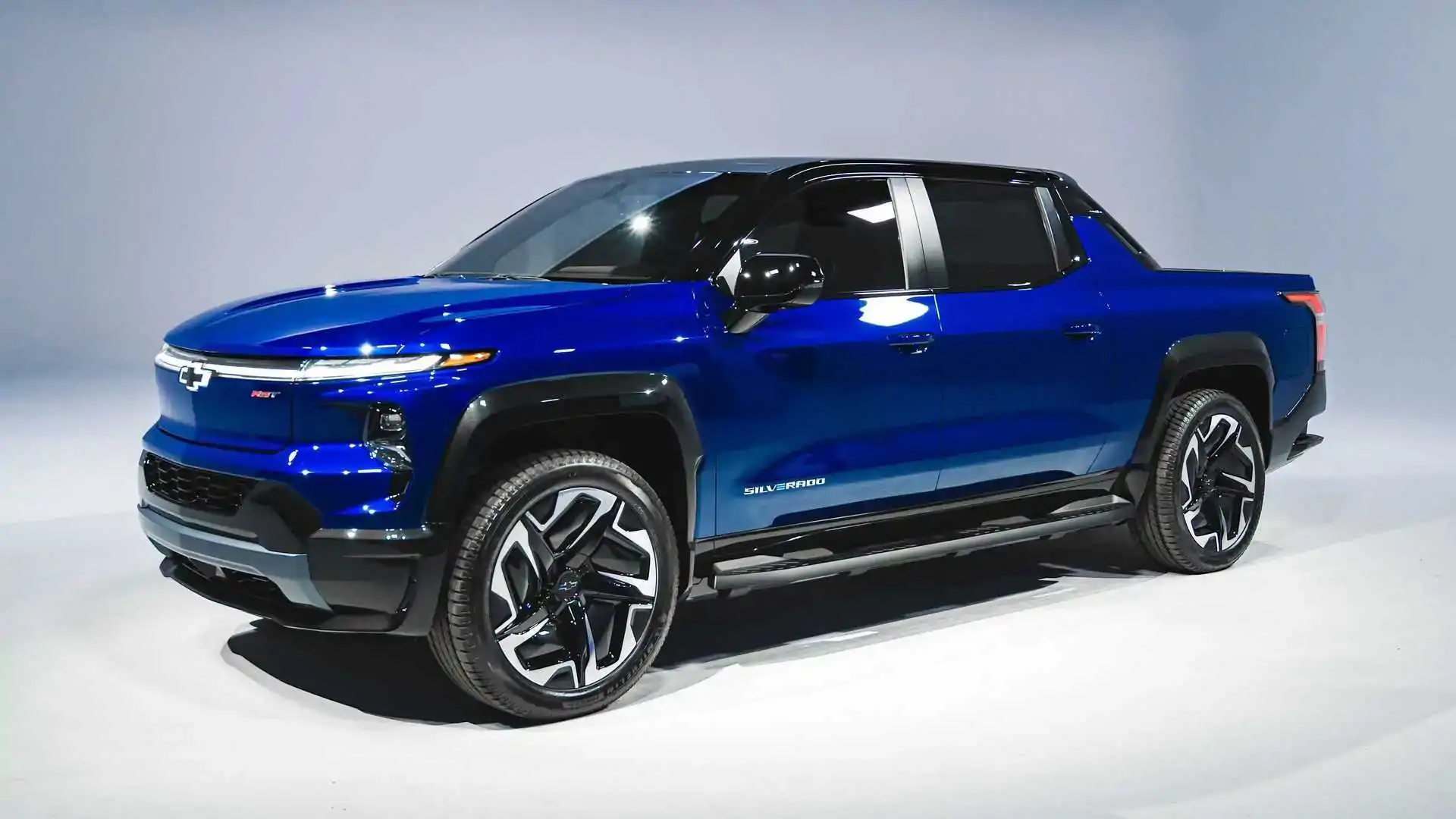 2024 Chevrolet Silverado EV 3WT trim trades range for capability