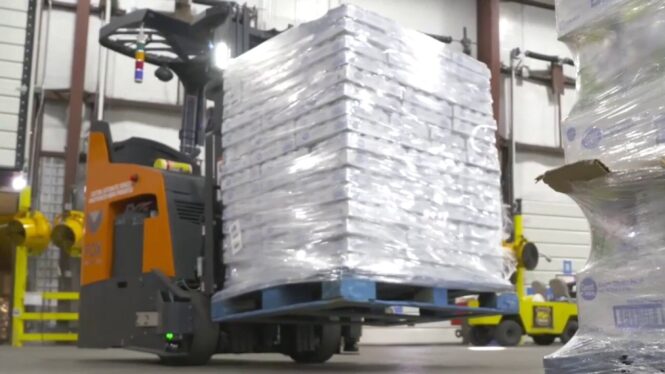 Walmart will deploy robotic forklifts in its distribution centers