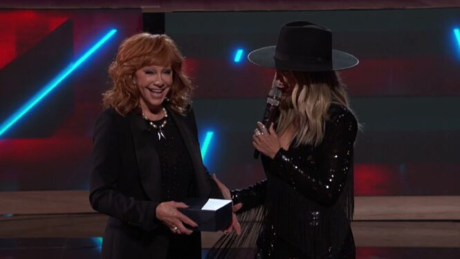 Reba McEntire Surprises Lainey Wilson With Grand Ole Opry Invitation on ‘The Voice’ Finale