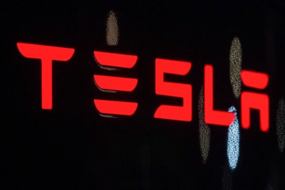 Tesla must face fraud suit for claiming its cars could fully drive themselves
