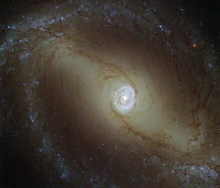 Hubble Examines an Active Galaxy Near the Lion’s Heart