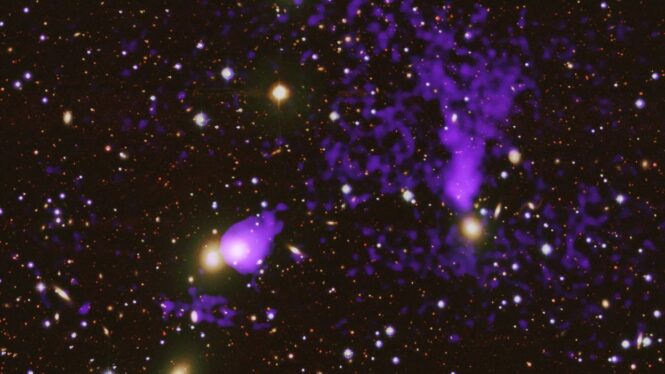 NASA’s Chandra X-ray telescope sees streams of gas cross in distant galaxy cluster (image)