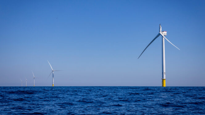 Offshore Wind Slowed by Broken Blades, Rising Costs and Angry Fishermen