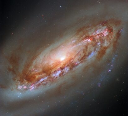 Hubble Captures a New View of Galaxy M90