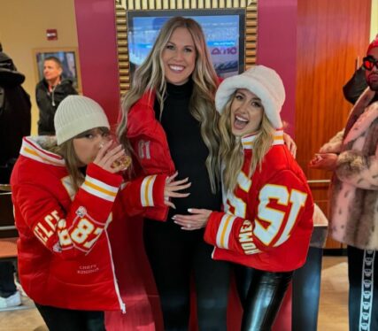 Taylor Swift Re-Creates Game-Day Photo With Pregnant Brittany Mahomes: ‘Same Girls, New Bump’