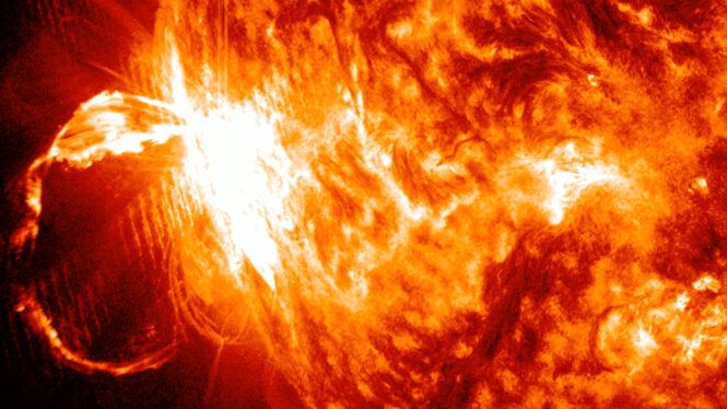 Watch sun unleash major X-flare in epic solar eruption (video)