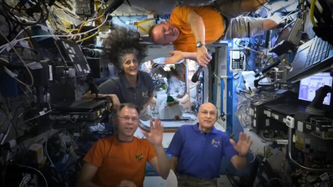 Happy Thanksgiving from space! NASA astronauts beam home Turkey Day message (video)