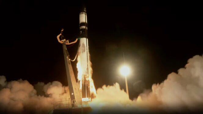 Rocket Lab launches private Earth-imaging satellite to orbit on its final flight of 2024 (video)