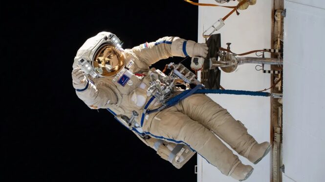 Watch Russian cosmonauts install new X-ray detector during ISS spacewalk today (video)