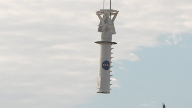 Helicopter Removes Artifact from NASA Armstrong Rooftop