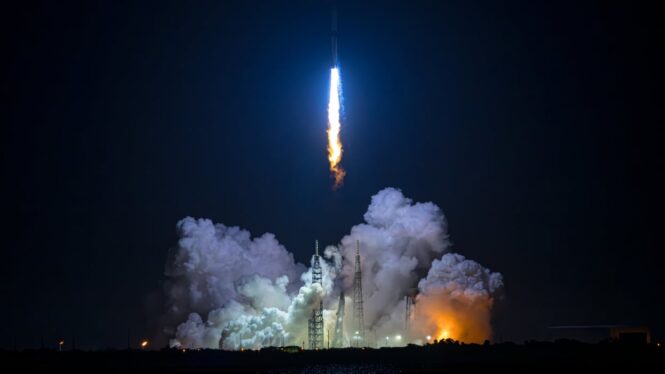 Jeff Bezos giant rocket just launched to space. Watch the footage.